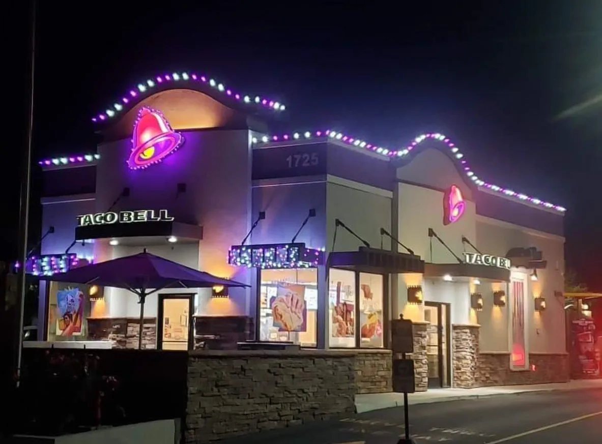 Commercial building with holiday roofline lighting installed by Bee Merry in Ventura County