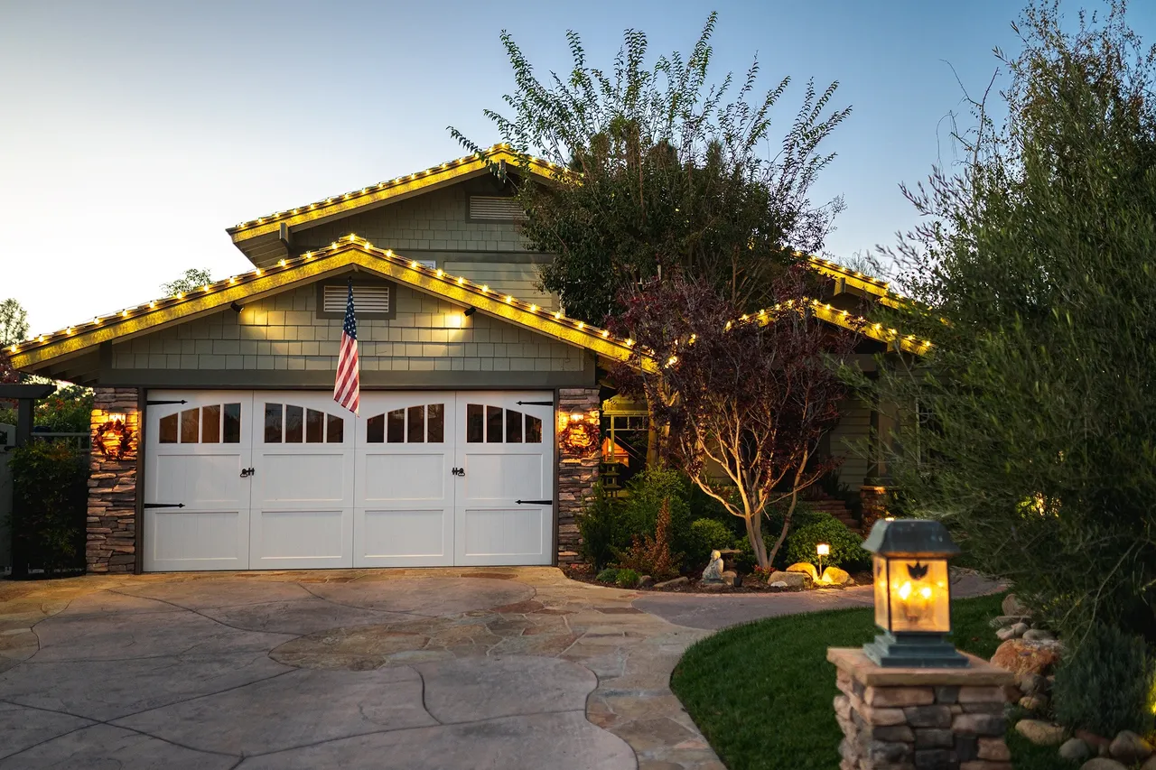 Professional Christmas Lighting Installation in Burbank CA